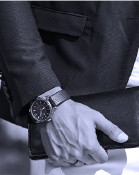 画像：スーツ姿の男性、右手に腕時計、手には財布を持っている様子。